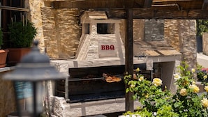 A stone building with a sign that reads "Kokalas Resort Restaurant Bar". - Kokalas Resort (Apokoronas)