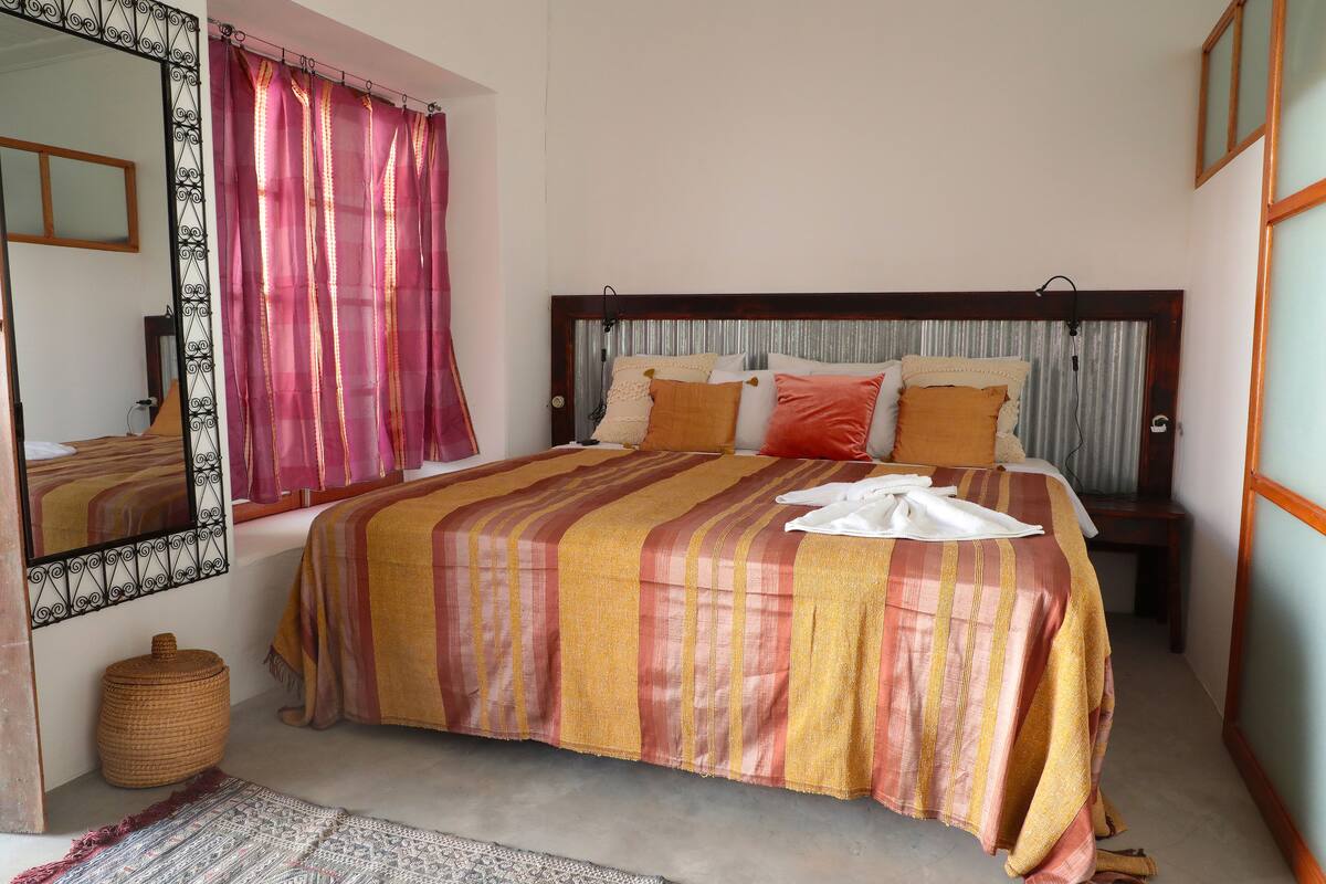 Blackout curtains, free WiFi, bed sheets