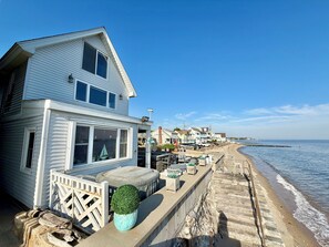På stranden, solstolar och strandhanddukar