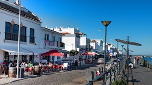 A coastal promenade with outdoor seating at various cafes and restaurants. - Exclusive T2 apartment in the center of Cabanas de Tavira (Cabanas de Tavira)