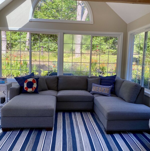 Älytelevisio, takka, kirjoja