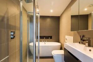 Ferienhaus, 2 Schlafzimmer | Badezimmer | Badewanne und Dusche (separat), Handtücher