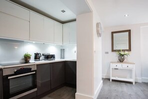 House, 2 Bedrooms | Private kitchen | Full-size fridge, microwave, oven, stovetop