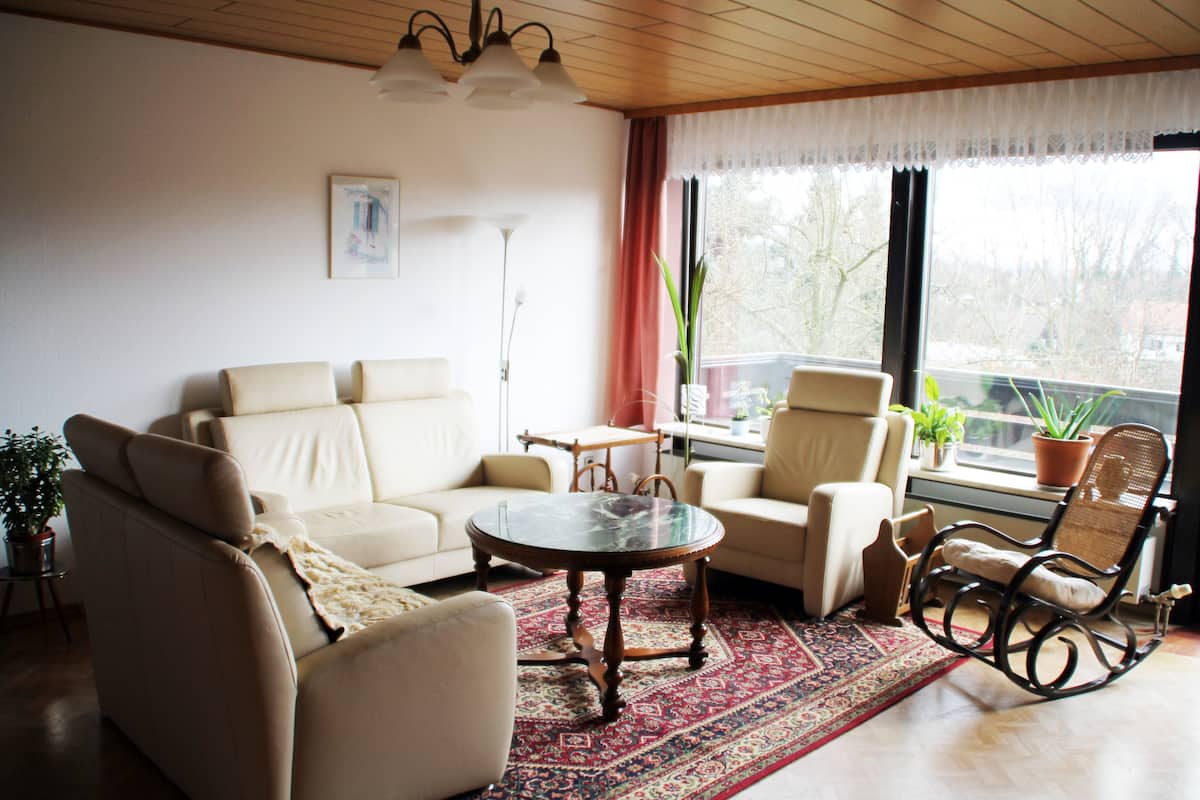 Appartement, vue sur le jardin, rez-de-chaussée | Salle de séjour | Lecteur de DVD, table de ping-pong, livres