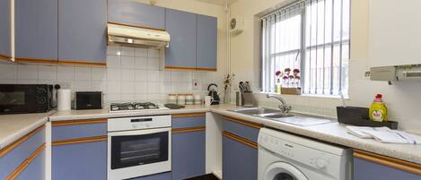 Appartamento | Cucina privata | Frigorifero, microonde, forno, piano cottura