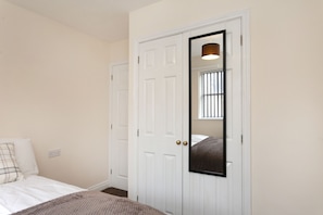 Havelock- 3 Bedroom House | Soundproofing, iron/ironing board, free WiFi, bed sheets