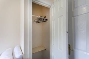 Havelock- 3 Bedroom House | Soundproofing, iron/ironing board, free WiFi, bed sheets