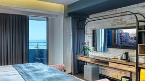 Suite Confort, 1 grand lit, baignoire à jets, vue partielle sur la mer | Vue de la chambre