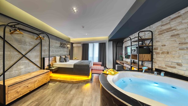 Suite Confort, 1 grand lit, baignoire à jets, vue partielle sur la mer | Minibar, coffre-fort, bureau