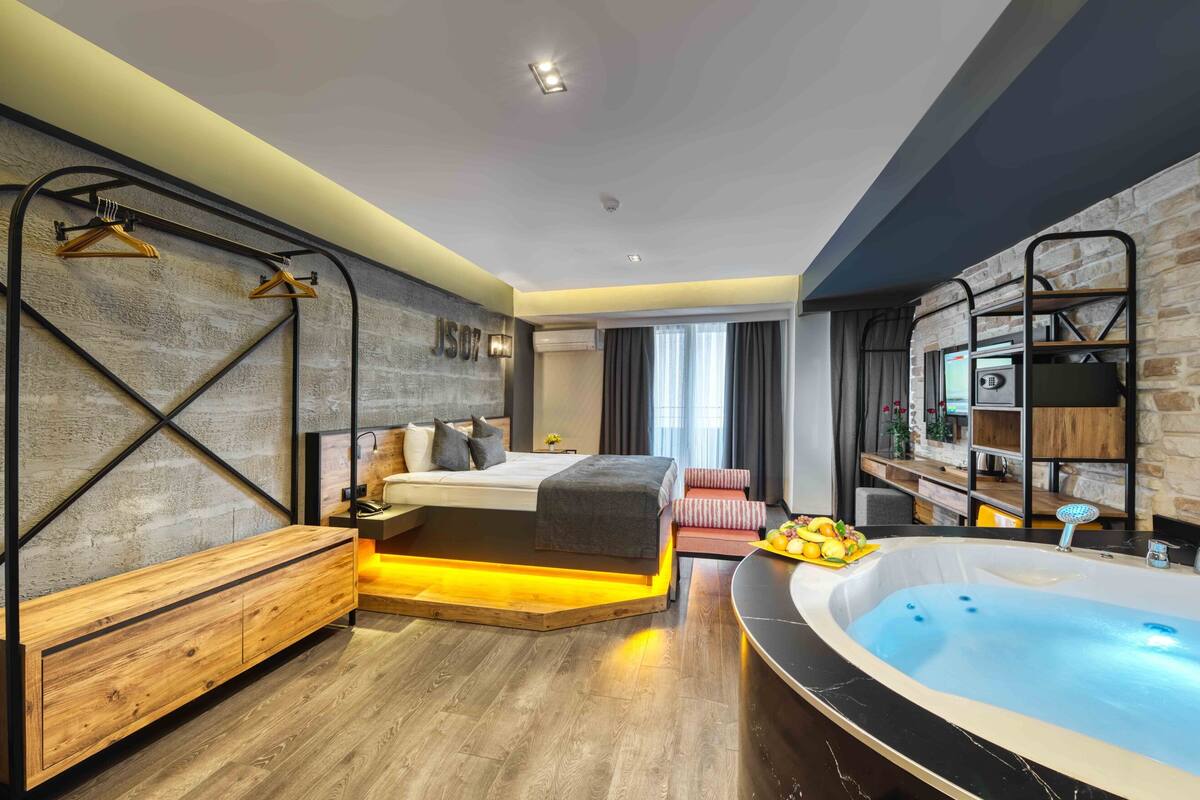 Comfort Suite, 1 Queen Bed, Jetted Tub, Partial Sea View | Minibar, in-room safe, desk, laptop workspace