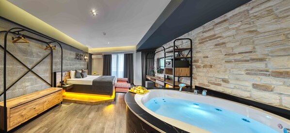 Comfort Suite, 1 Queen Bed, Jetted Tub, Partial Sea View | Minibar, in-room safe, desk, laptop workspace