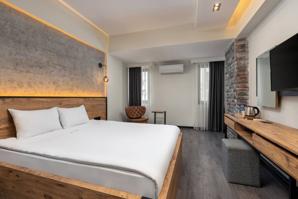 Deluxe Double Room | Minibar, in-room safe, desk, laptop workspace