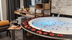 Suite Confort, 1 grand lit, baignoire à jets, vue partielle sur la mer | Minibar, coffre-fort, bureau