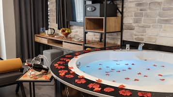 Comfort-Suite, 1 Queen-Bett, Whirlpool, eingeschrÀnkter Meerblick | Minibar, Zimmersafe, Schreibtisch, laptopgeeigneter Arbeitsplatz