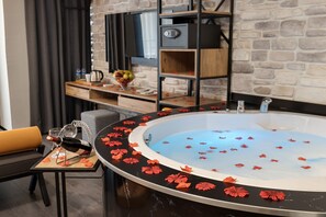 Comfort Suite, 1 Queen Bed, Jetted Tub, Partial Sea View | Minibar, in-room safe, desk, laptop workspace