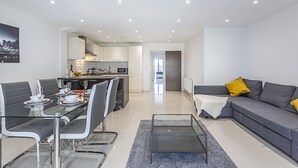 2 bedrooms, free WiFi - Canary Wharf Stylish Apartment (London)