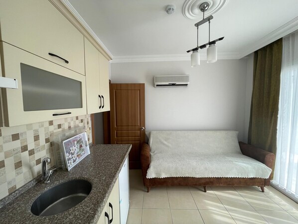 Appartement, vue sur la mer | Bureau, accès au Wi-Fi (inclus), literie fournie