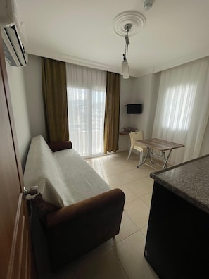 Appartement, vue sur la mer | Bureau, accès au Wi-Fi (inclus), literie fournie