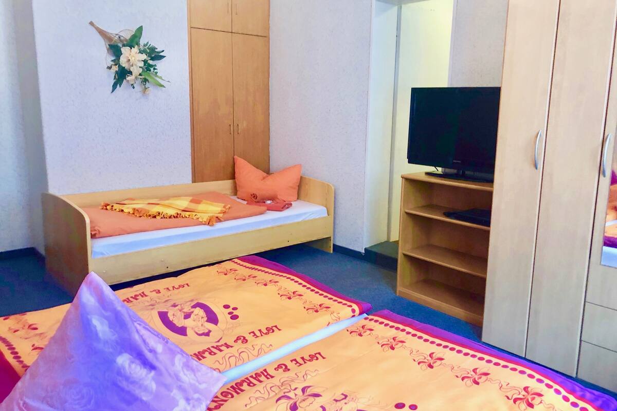 Ropa de cama hipoalergénica, escritorio y tabla de planchar con plancha
