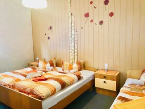 Habitación triple, baño privado | Ropa de cama hipoalergénica, escritorio y tabla de planchar con plancha
