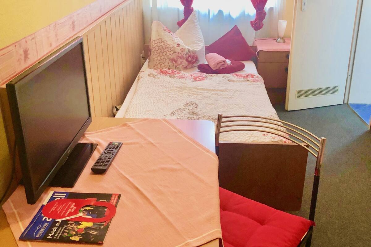 Ropa de cama hipoalergénica, escritorio y tabla de planchar con plancha