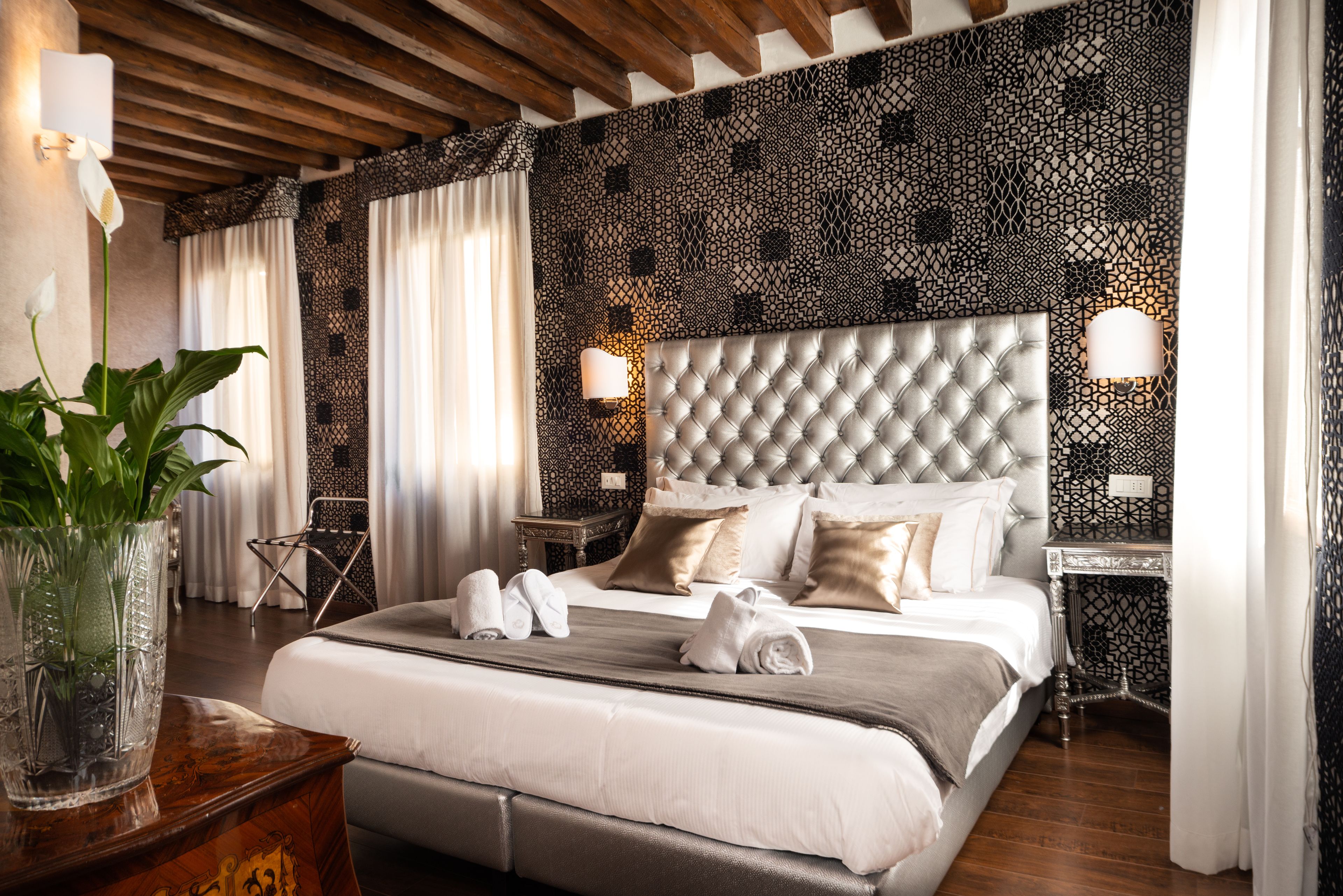 Superior kamer, 1 twee- of 2 eenpersoonsbedden, uitzicht op kanaal | Een minibar, een bureau, een strijkplank/strijkijzer, gratis wifi