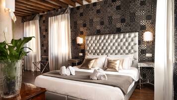 Habitación superior con 1 cama matrimonial o 2 individuales, vista al canal | Minibar, escritorio, tabla de planchar con plancha y wifi gratis