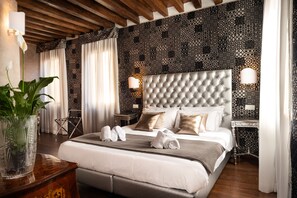 Superior Double or Twin Room, Canal View | Minibar, desk, iron/ironing board, free WiFi - Domus Superior (Venice)