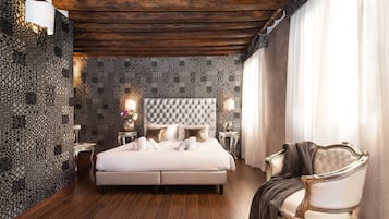 Camera Superior con letto matrimoniale o 2 letti singoli, balcone, vista canale | Minibar, una scrivania, ferro/asse da stiro, Wi-Fi gratuito