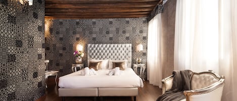 Superior kamer, 1 twee- of 2 eenpersoonsbedden, balkon, uitzicht op het water | Een minibar, een bureau, een strijkplank/strijkijzer, gratis wifi