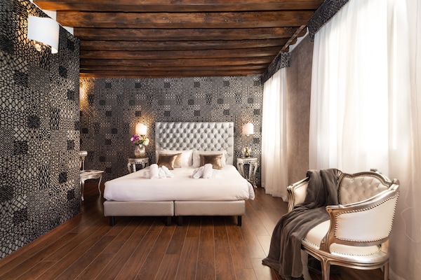 Camera Superior con letto matrimoniale o 2 letti singoli, balcone, vista canale | Minibar, una scrivania, ferro/asse da stiro, Wi-Fi gratuito