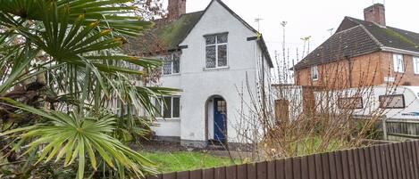 Pintu masuk properti