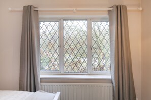Astley 3 Bedroom House | Iron/ironing board, free WiFi, bed sheets - Astley 3 bedroom house (Leicester)