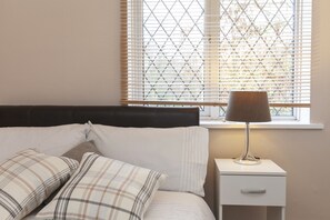 Astley 3 Bedroom House | Iron/ironing board, free WiFi, bed sheets - Astley 3 bedroom house (Leicester)