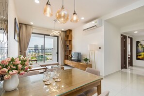 49-inch flat-screen TV with cable channels, TV, pay films - Rose Home (Ho Chi Minh City)