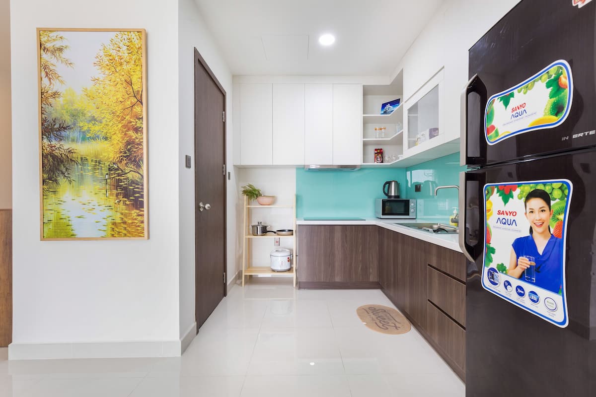 Elite Apartment | Private kitchen | Full-sized fridge, microwave, oven, stovetop