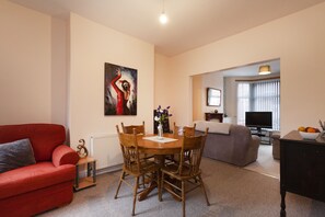 Couples’ dining - Bodmin 2 bedroom house (Liverpool)