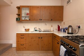 Bodmin 2 Bedroom House | Private kitchen | Fridge, microwave, oven, stovetop - Bodmin 2 bedroom house (Liverpool)