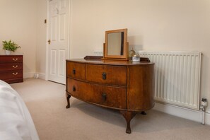 Bodmin 2 Bedroom House | Iron/ironing board, free WiFi, bed sheets - Bodmin 2 bedroom house (Liverpool)