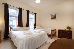 Bodmin 2 Bedroom House | Iron/ironing board, free WiFi, bed sheets - Bodmin 2 bedroom house (Liverpool)