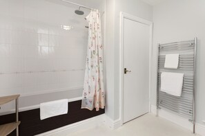 Lejlighed | Badeværelse | Gratis toiletartikler, hårtørrer, håndklæder