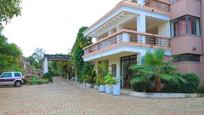 Un bâtiment sur lequel on peut lire l’inscription : « Treat House Resort ».