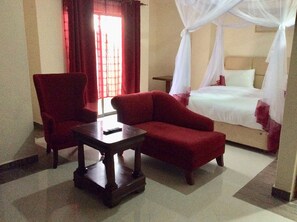 Superior-huone | Ylelliset vuodevaatteet, memory foam -patjalliset sängyt, työpöytä