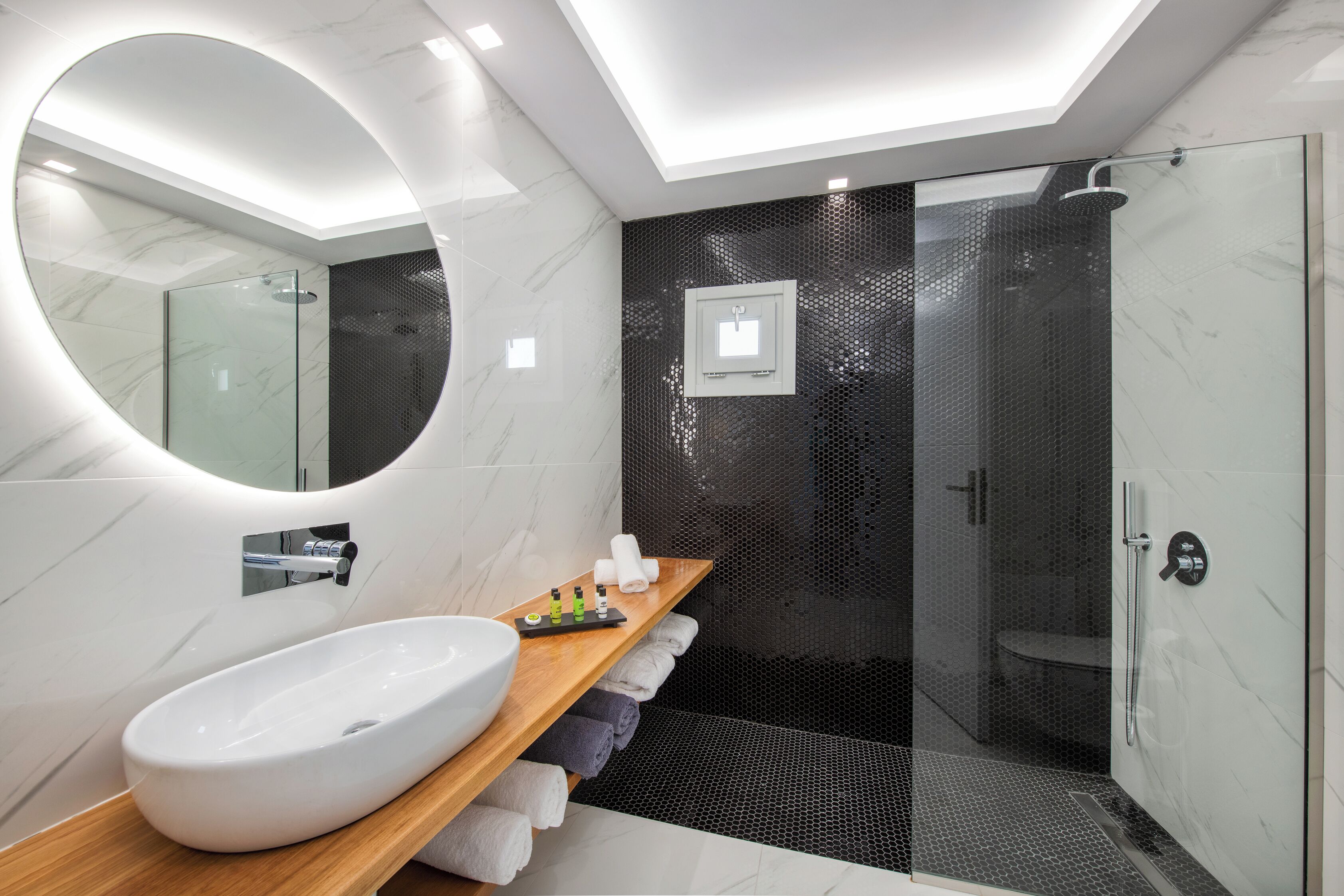 Suite Deluxe | Baño | Ducha y bañera combinadas y cabezal de ducha tipo lluvia