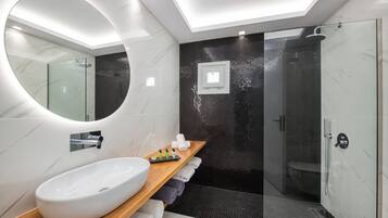 Suite Deluxe | Baño | Ducha y bañera combinadas y cabezal de ducha tipo lluvia