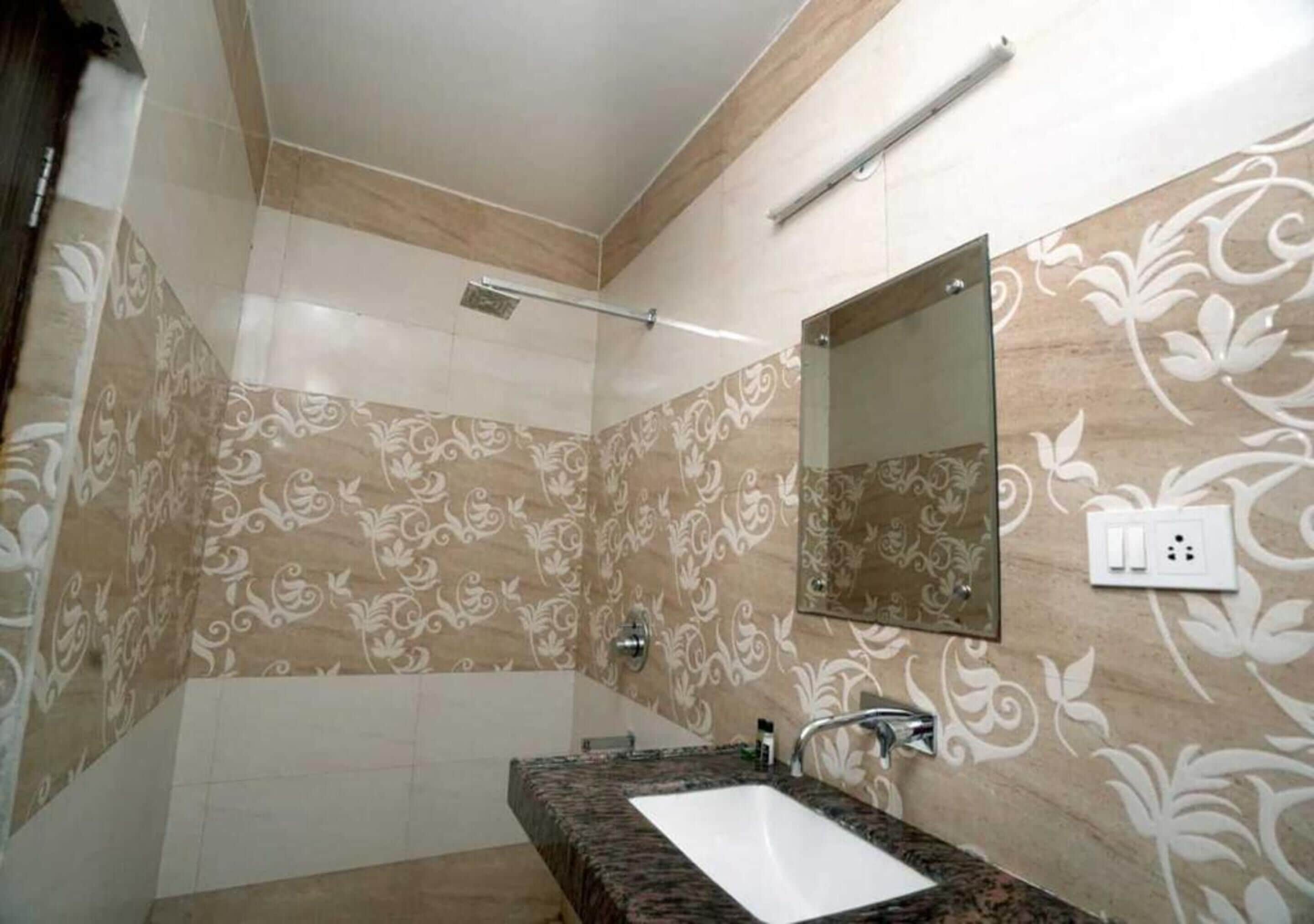 Shower, rainfall showerhead, free toiletries, towels