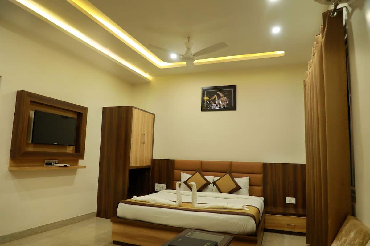 Family Room | 11 bedrooms, premium bedding, individually furnished, desk
