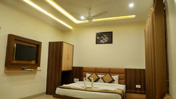 Family Room | 11 bedrooms, premium bedding, individually furnished, desk