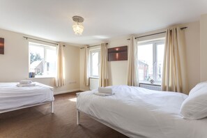 Escritorio, tabla de planchar con plancha, wifi gratis y ropa de cama 