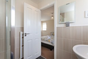Apartamento | Baño | Artículos de higiene personal gratuitos, secador de pelo y toallas